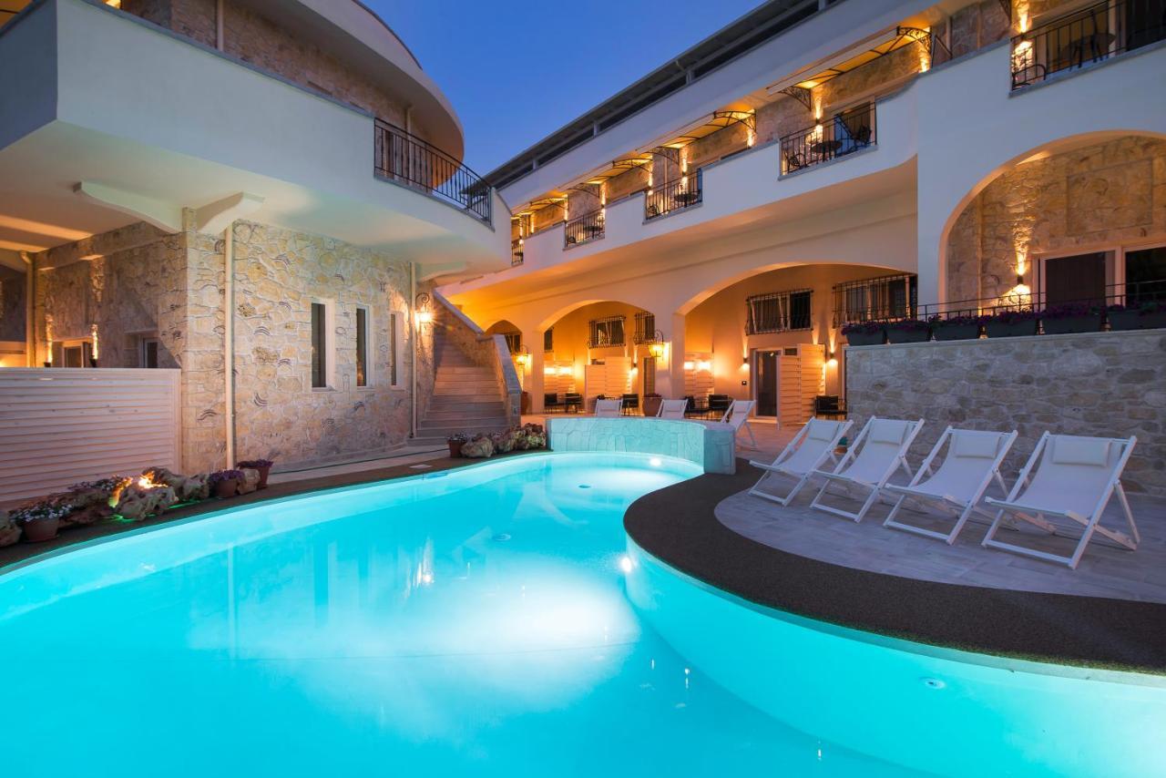 Neikos Mediterraneo Luxury Suites ハニオティス エクステリア 写真