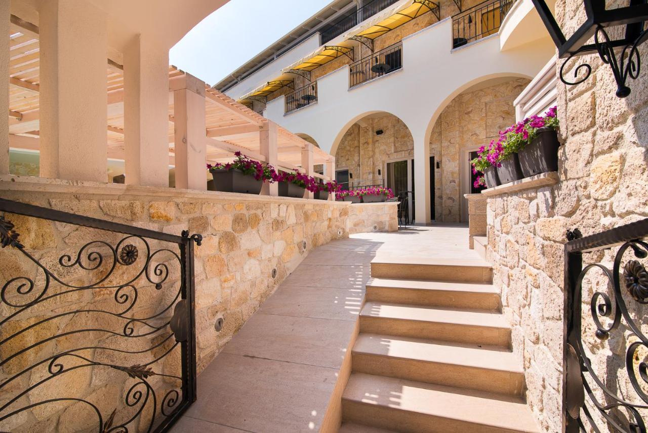 Neikos Mediterraneo Luxury Suites ハニオティス エクステリア 写真